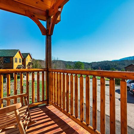 Full Equipped Cabin With A Pool And Game Room Smokies Views Gatlinburg Eksteriør billede