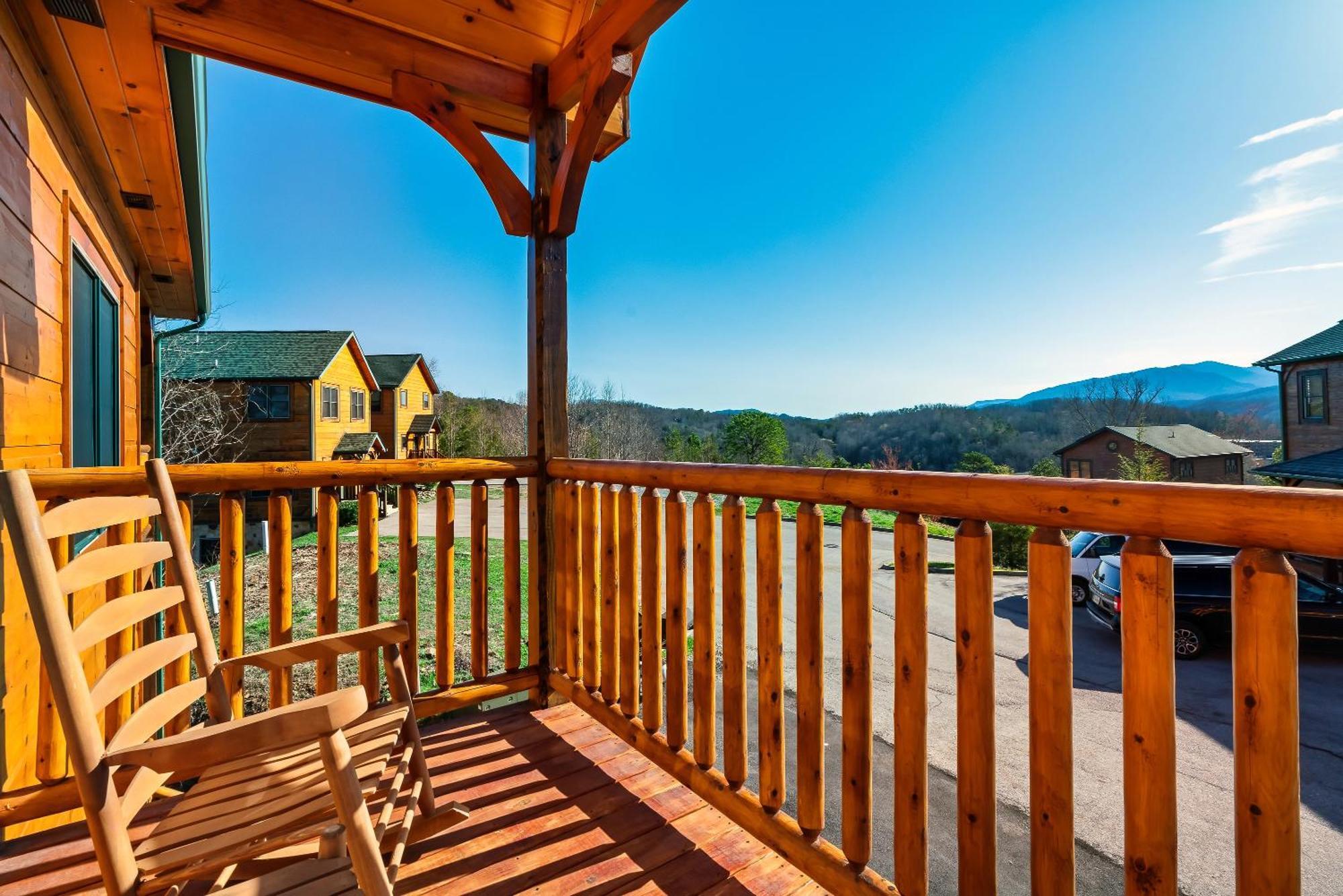 Full Equipped Cabin With A Pool And Game Room Smokies Views Gatlinburg Eksteriør billede